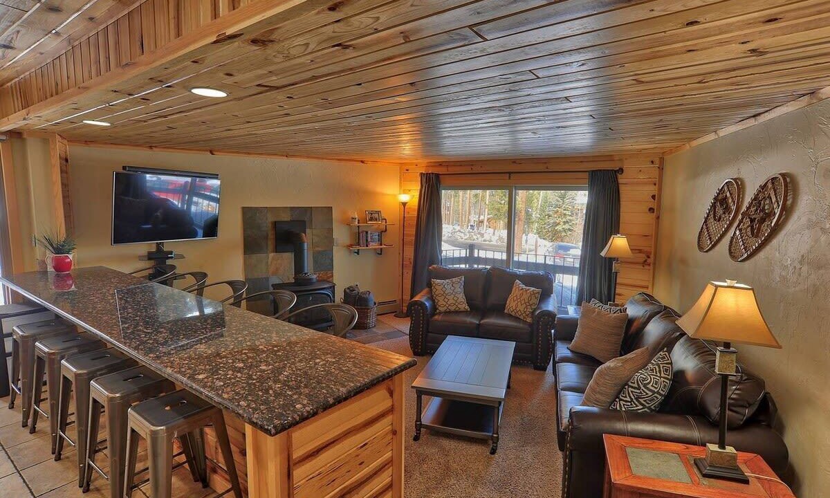 Photo of Livingroom in Peak 8