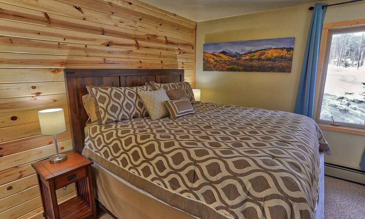 Photo of Bedroom in Peak 8