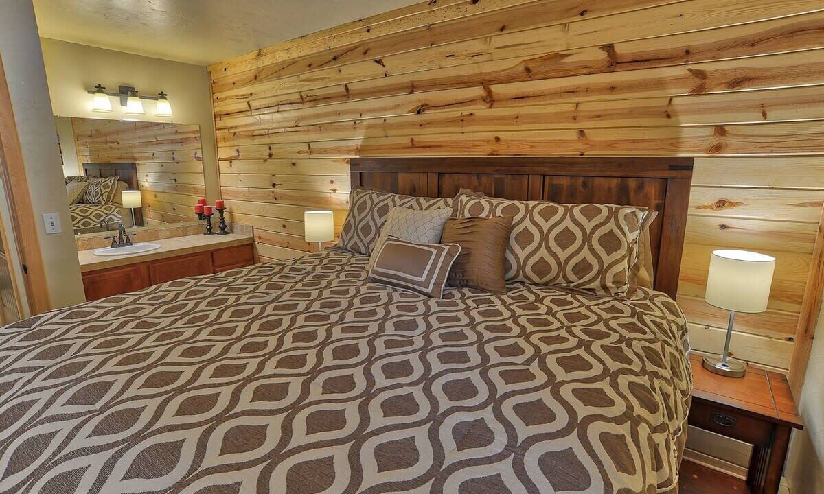 Photo of Bedroom in Peak 8