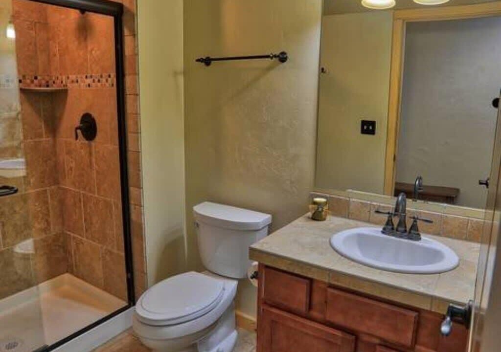 Photo of Bathroom in Peak 8