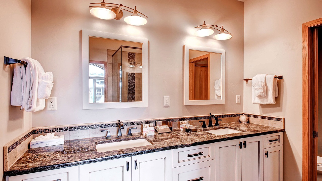 Photo of Bathroom in Four O'Clock