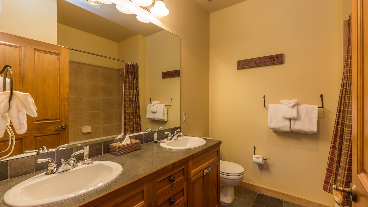 Photo of Bathroom in River Run