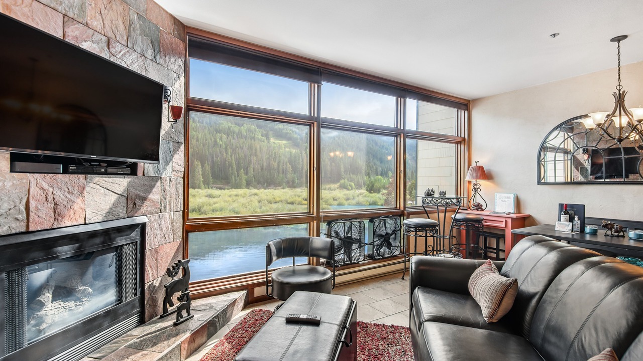 Photo of Livingroom in River Run