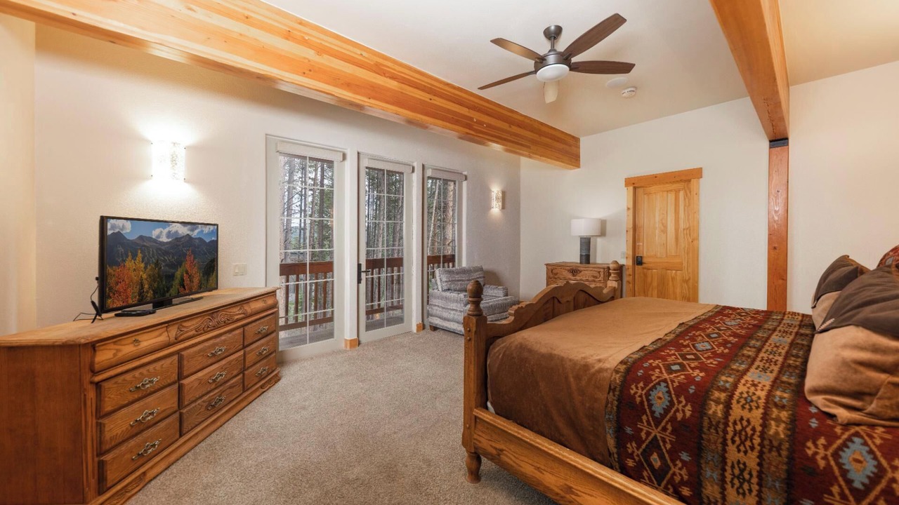 Photo of Bedroom in Peak 8