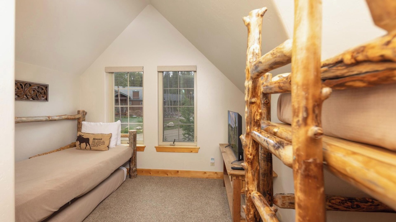 Photo of Bedroom in Peak 8