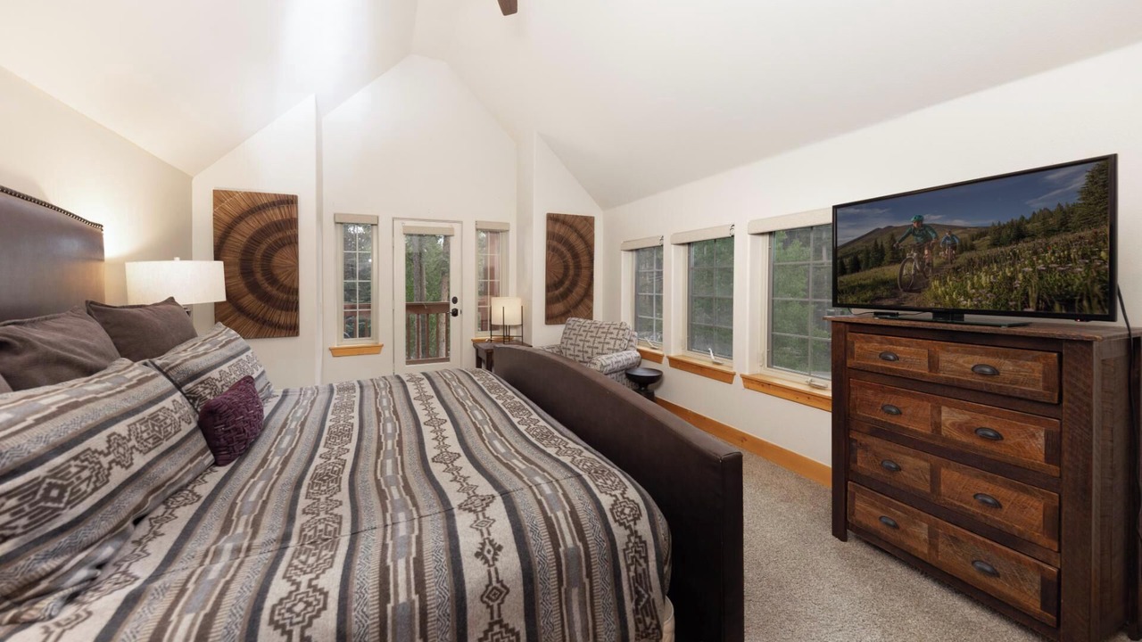 Photo of Bedroom in Peak 8