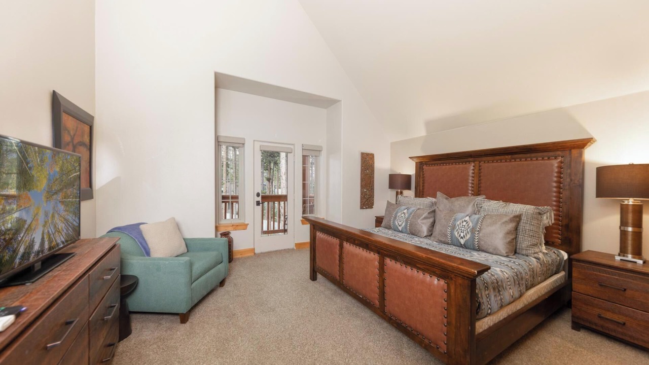 Photo of Livingroom in Peak 8