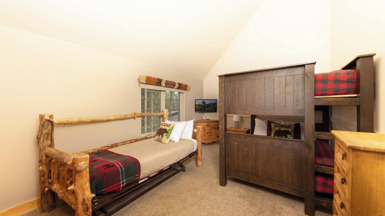 Photo of Bedroom in Peak 8