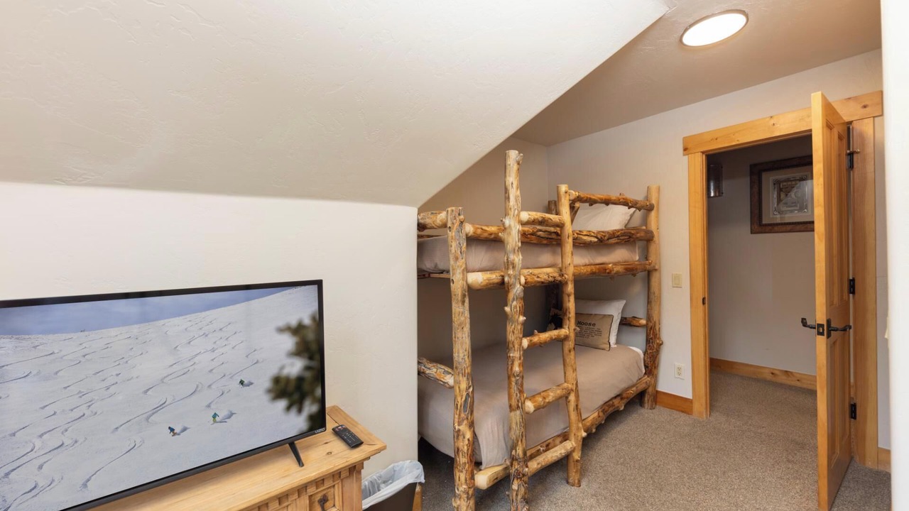 Photo of Bedroom in Peak 8