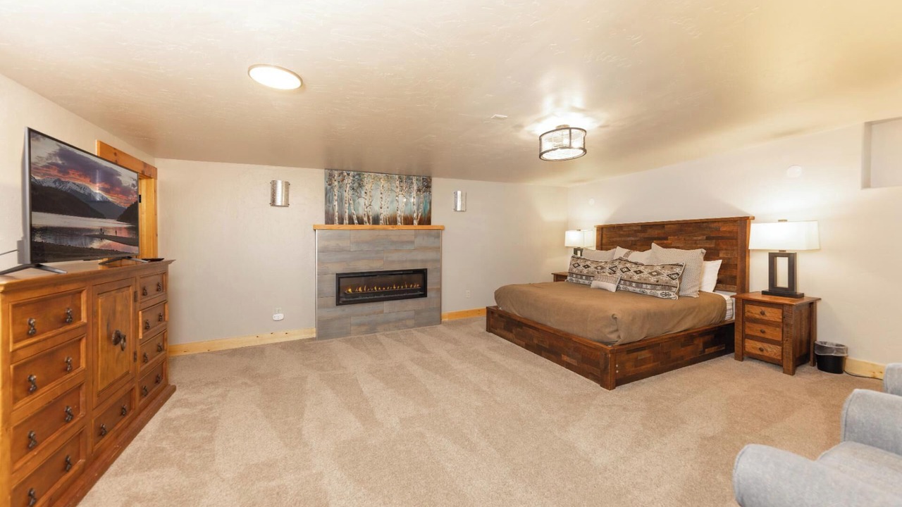 Photo of Bedroom in Peak 8