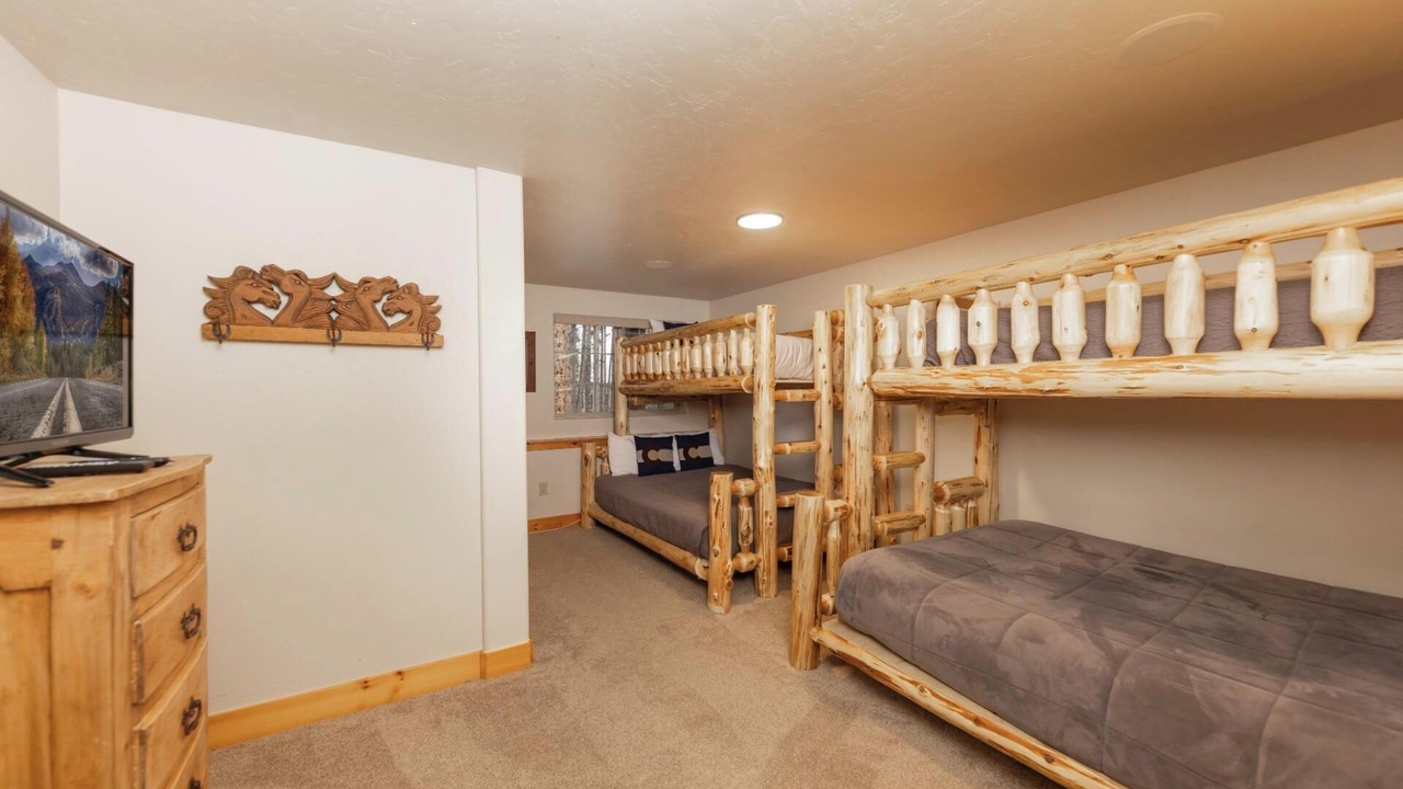 Photo of Bedroom in Peak 8