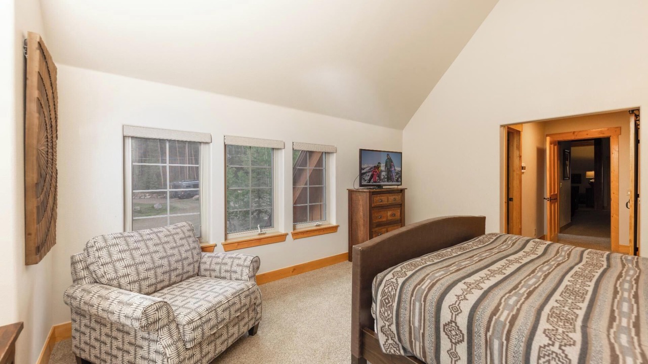 Photo of Bedroom in Peak 8