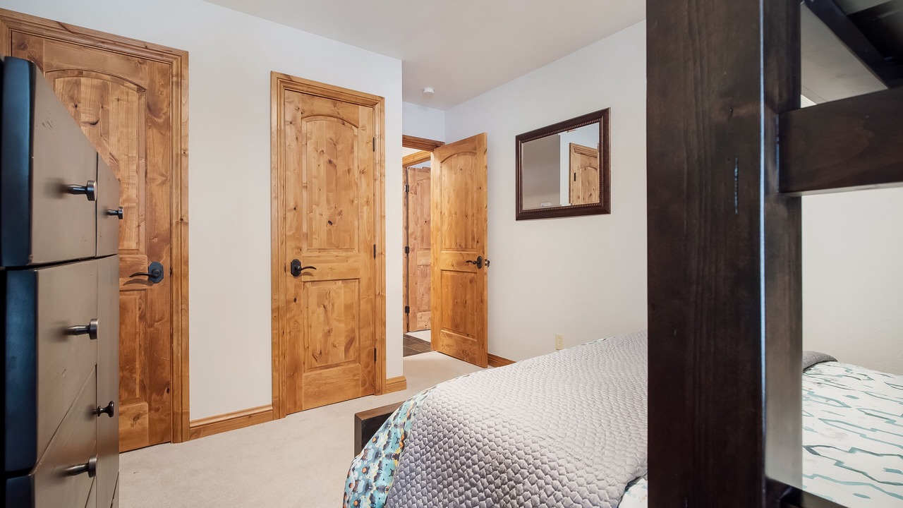 Photo of Bedroom in Four O'Clock
