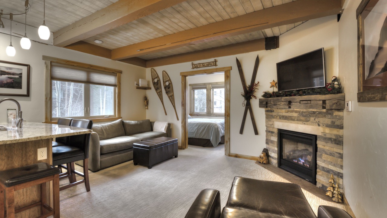Photo of Livingroom in Peak 9