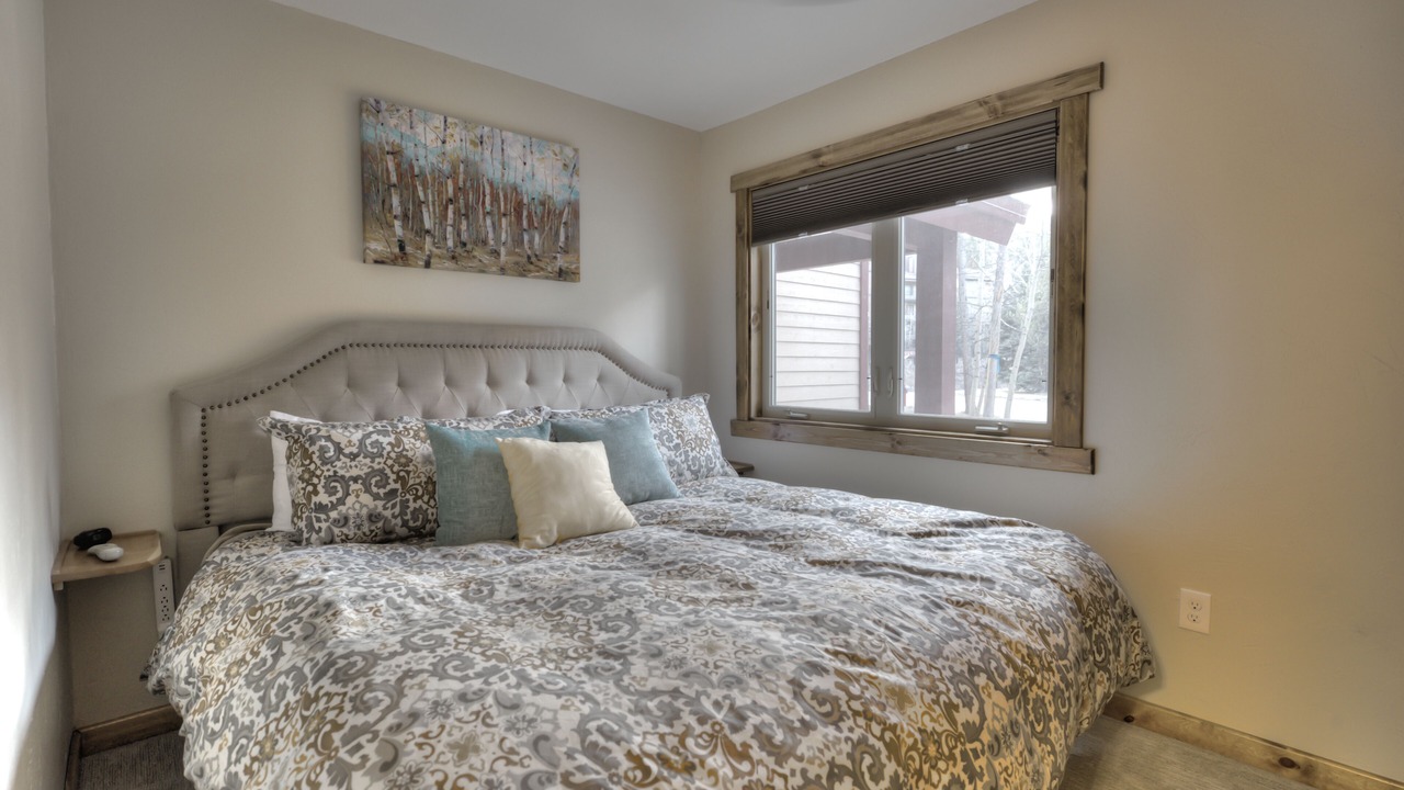 Photo of Bedroom in Peak 9