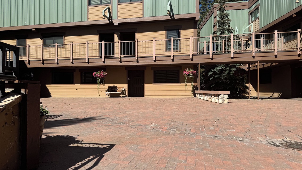Photo of Outdoor in Four O'Clock