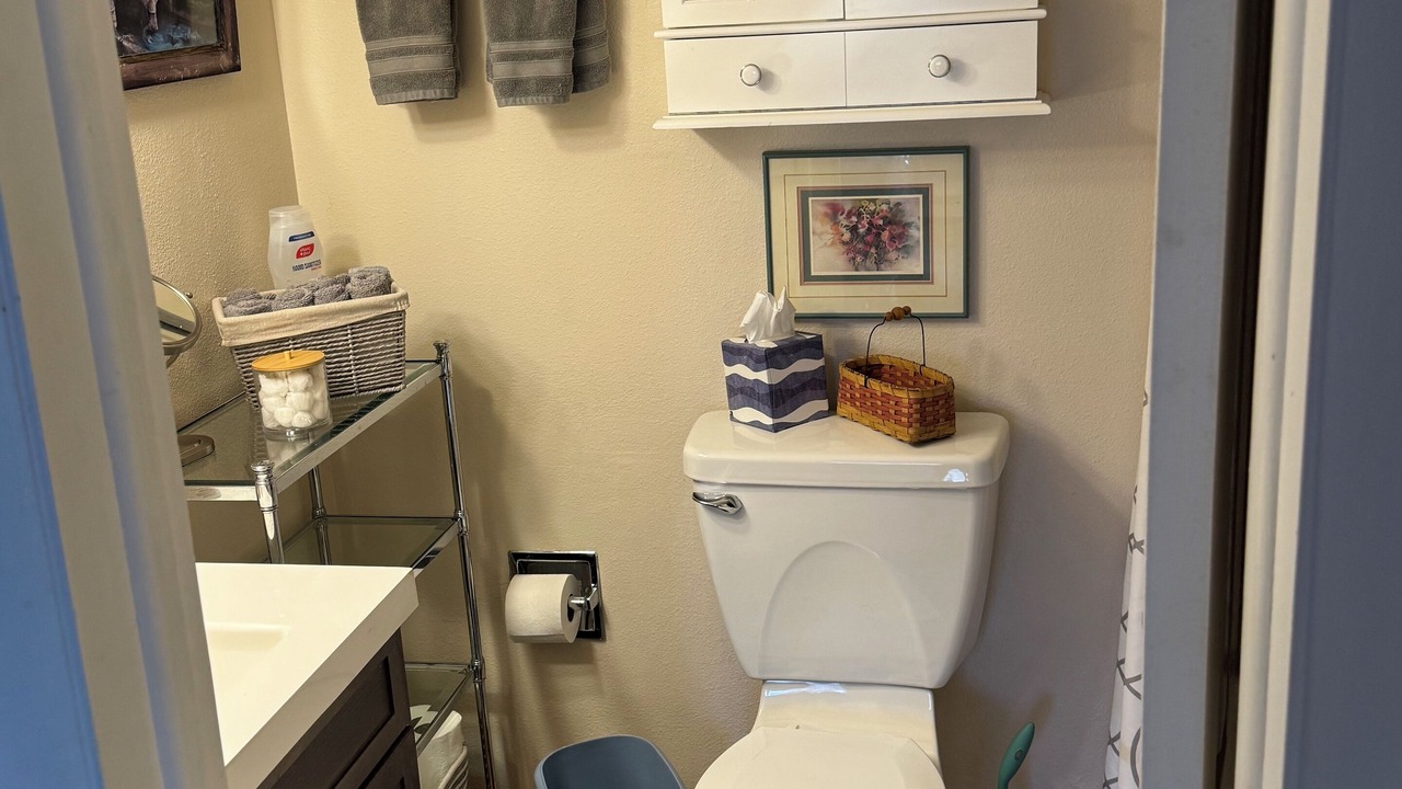 Photo of Bathroom in Four O'Clock