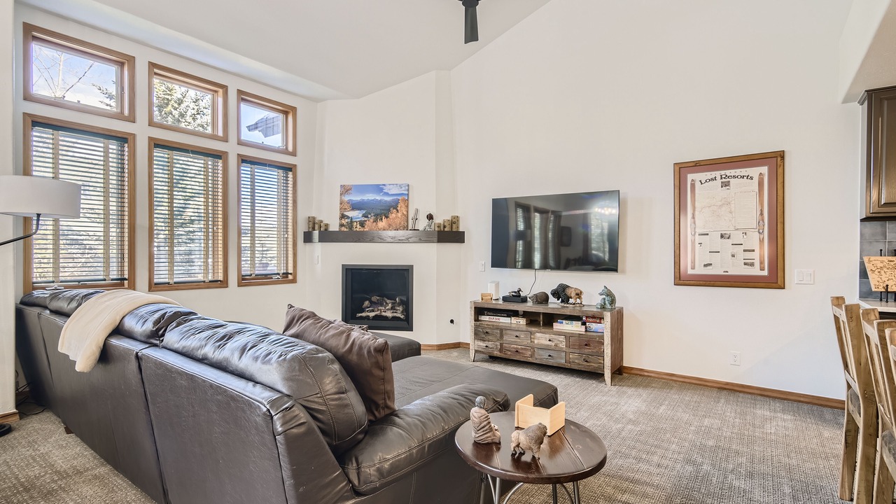 Photo of Livingroom in Peak 8