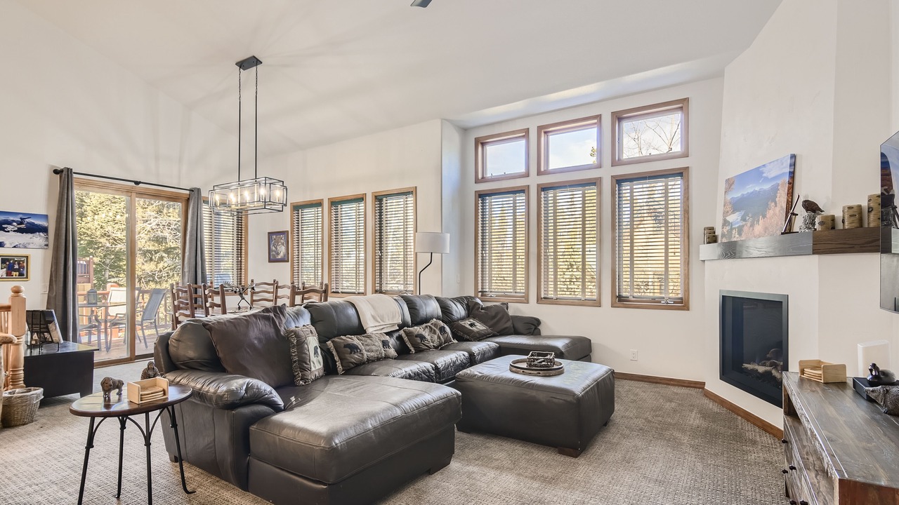 Photo of Livingroom in Peak 8