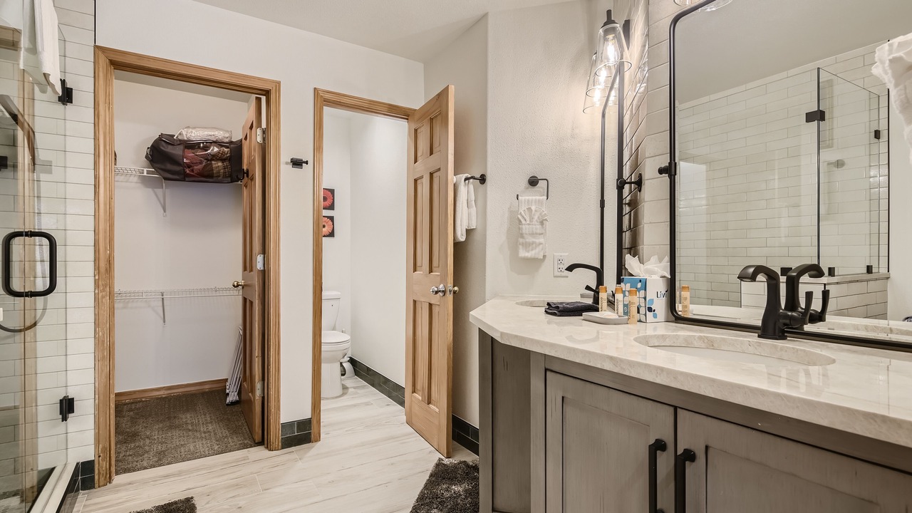 Photo of Bathroom in Peak 8