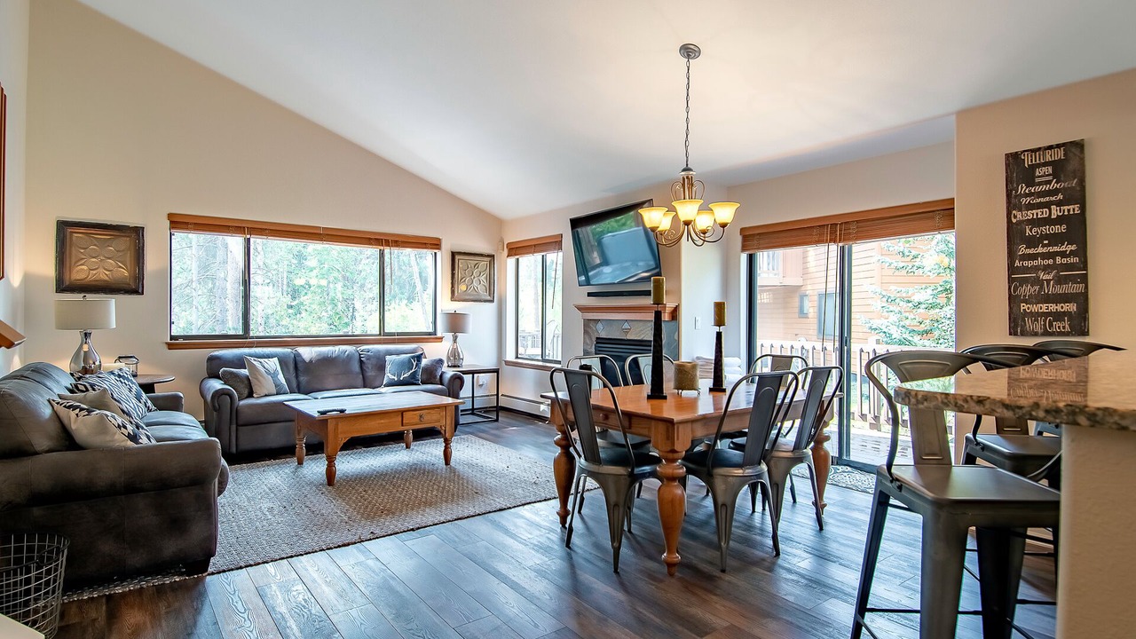 Photo of Livingroom in Peak 8