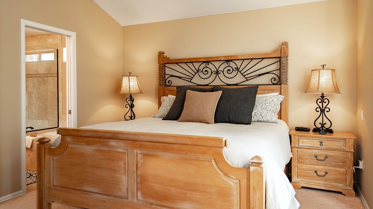 Photo of Bedroom in Peak 8