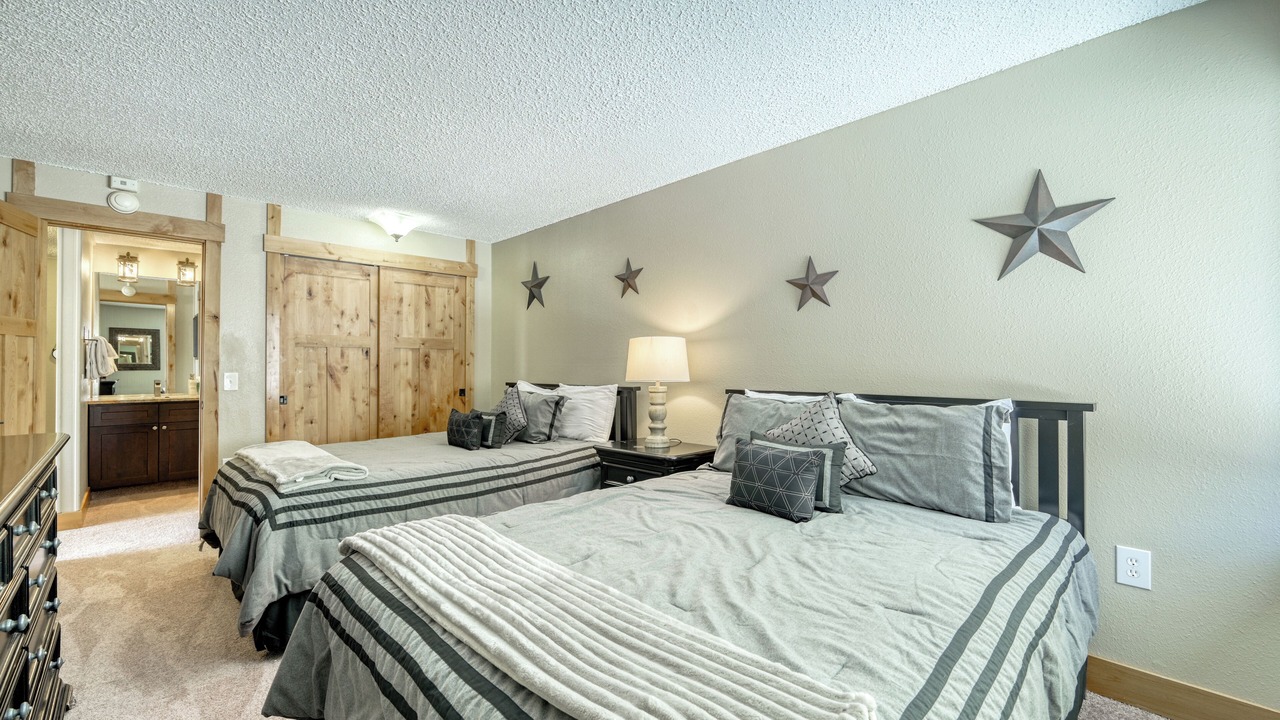 Photo of Bedroom in Peak 8
