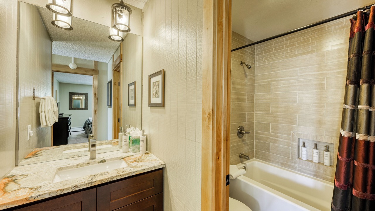 Photo of Bathroom in Peak 8