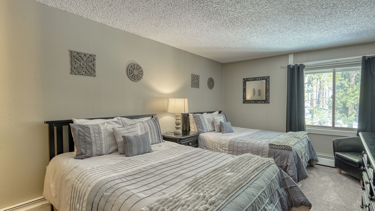 Photo of Bedroom in Peak 8