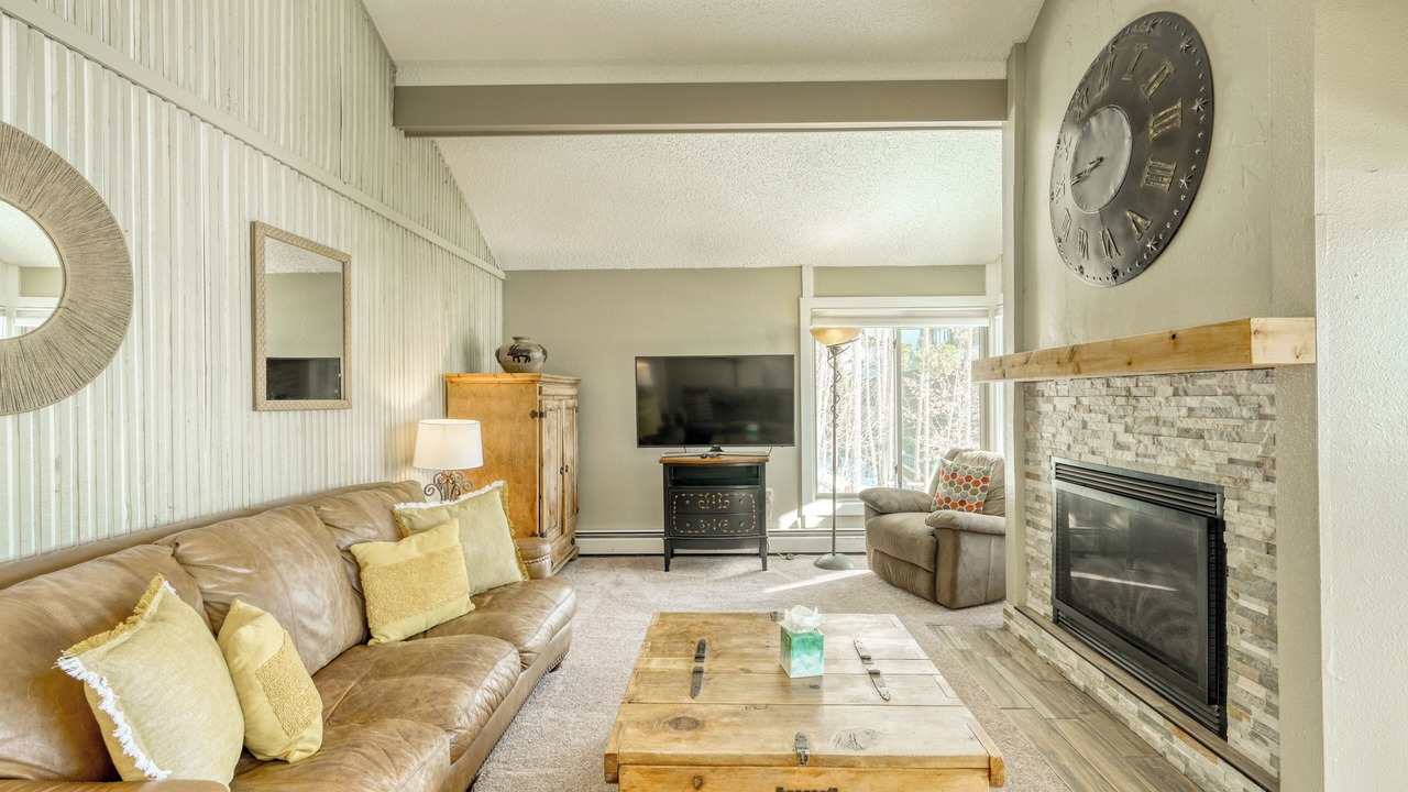 Photo of Livingroom in Peak 8