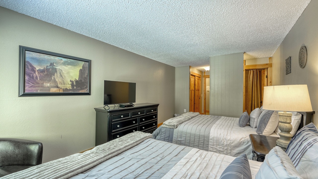 Photo of Bedroom in Peak 8
