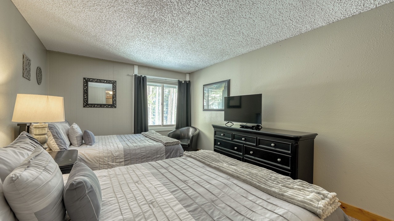 Photo of Bedroom in Peak 8