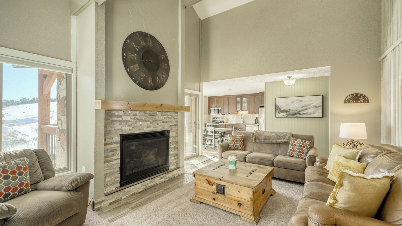 Photo of Livingroom in Peak 8