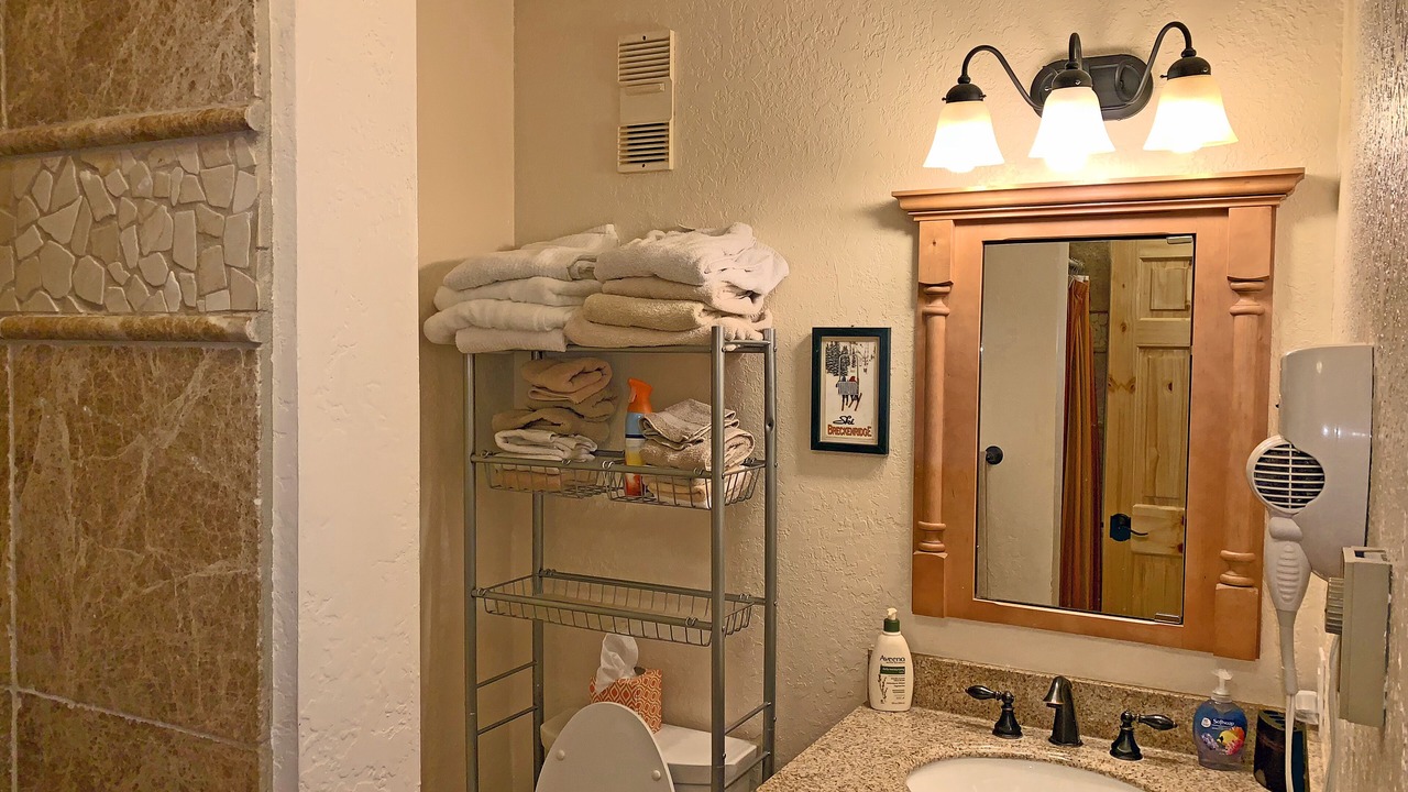 Photo of Bathroom in Four O'Clock