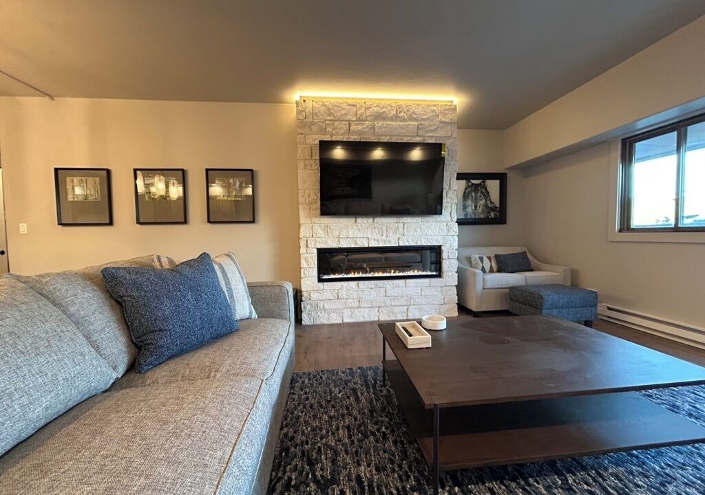 Photo of Livingroom in Peak 9