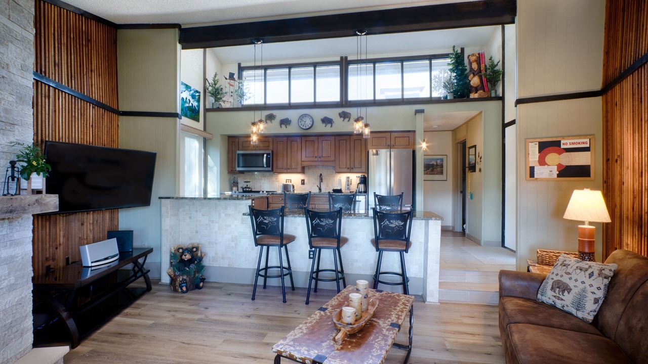 Photo of Livingroom in Peak 8