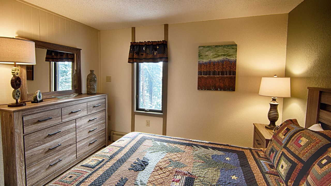 Photo of Bedroom in Peak 8