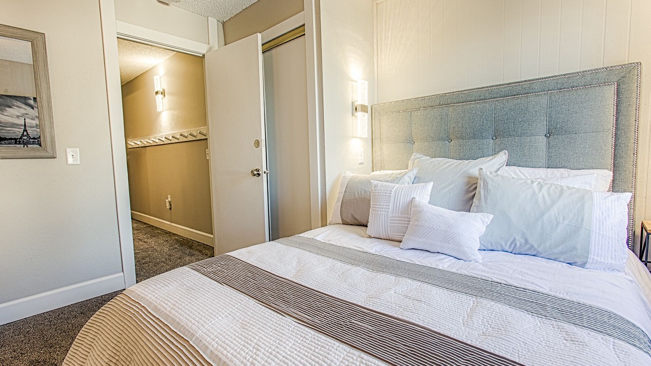 Photo of Bedroom in Peak 8