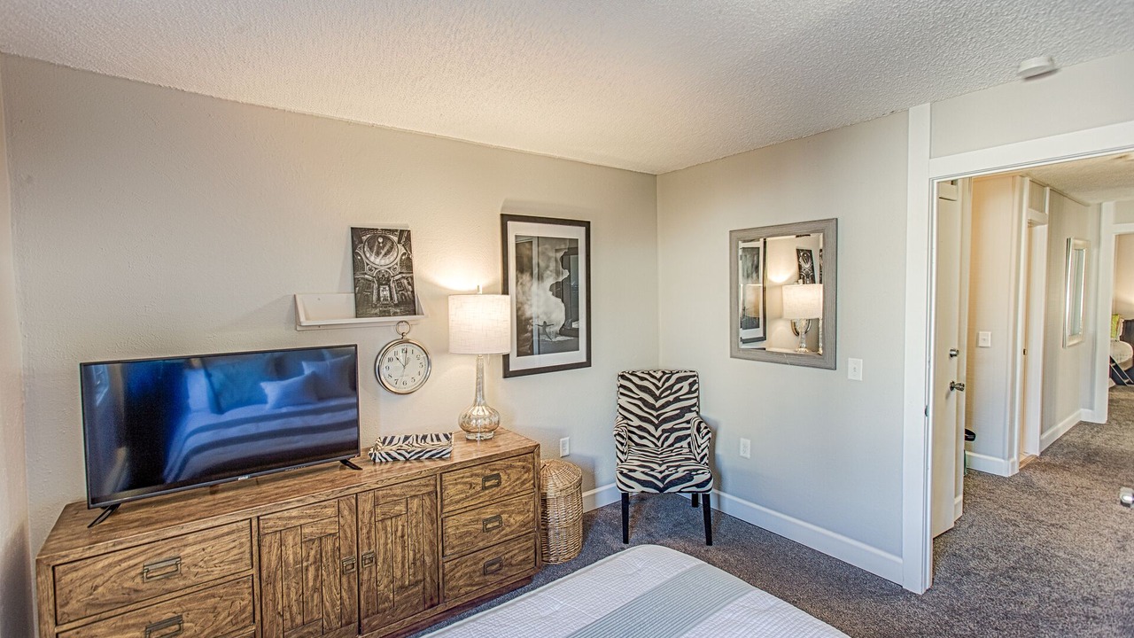 Photo of Bedroom in Peak 8