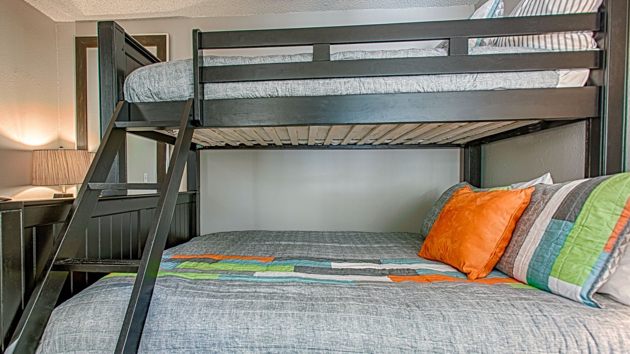 Photo of Bedroom in Peak 8