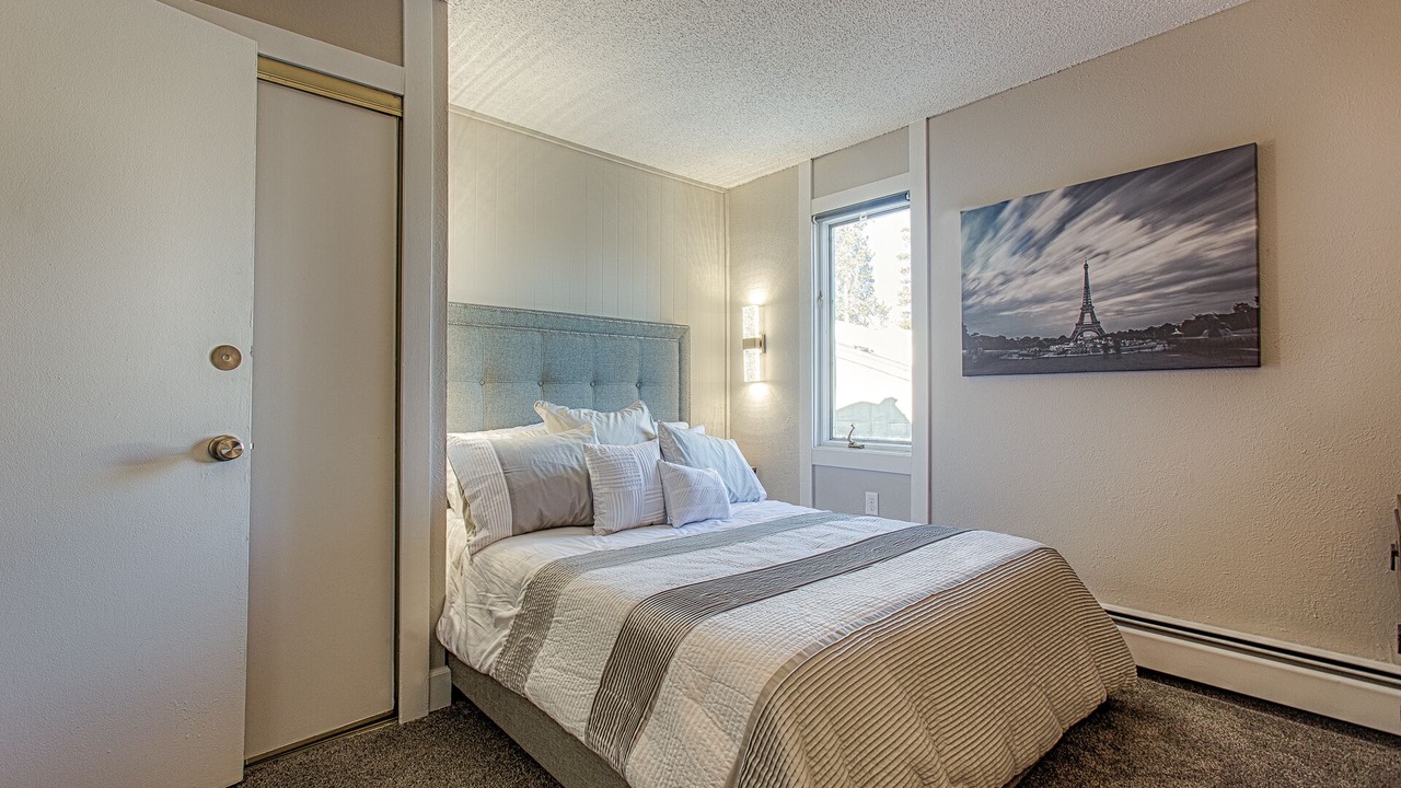 Photo of Bedroom in Peak 8
