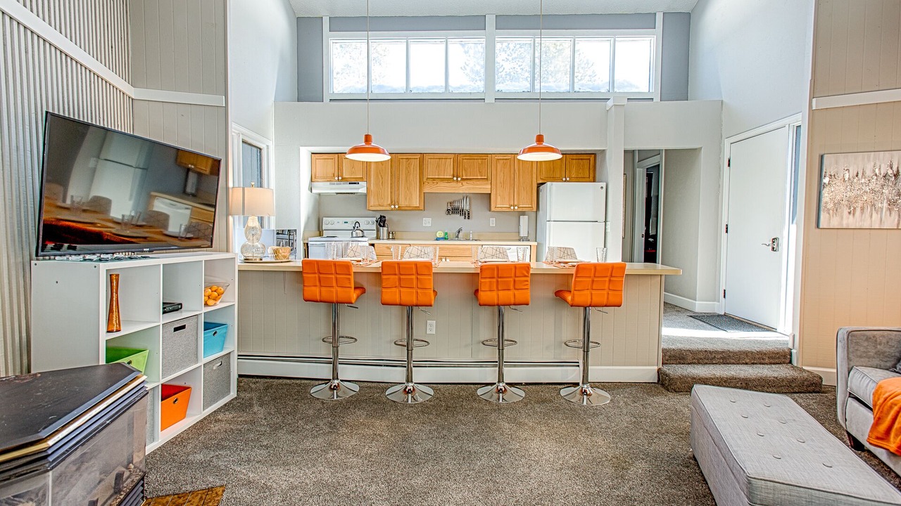 Photo of Livingroom in Peak 8