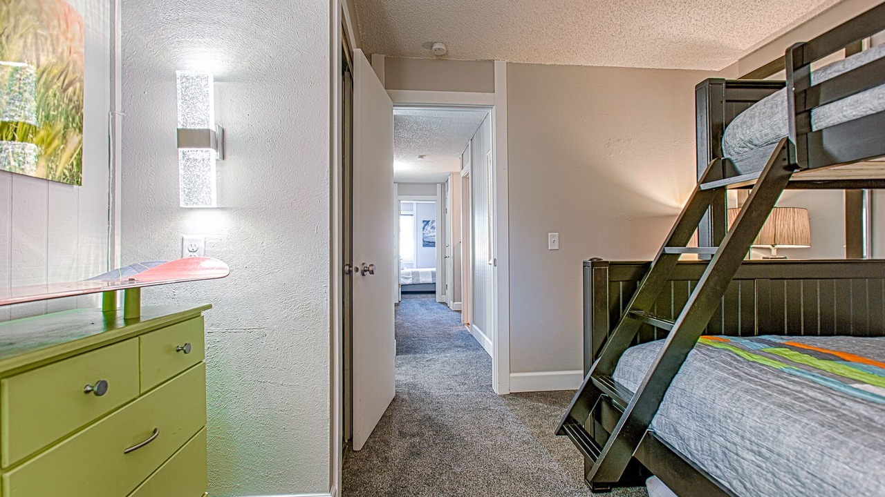Photo of Bedroom in Peak 8