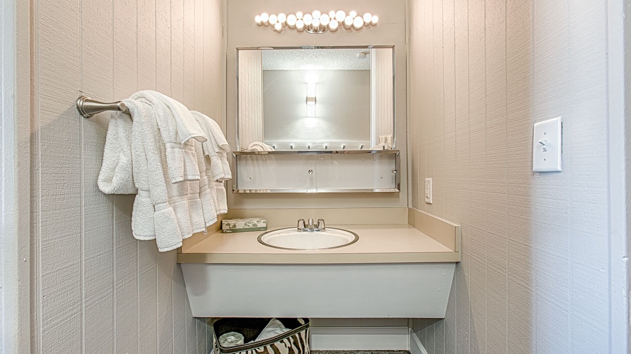 Photo of Bathroom in Peak 8
