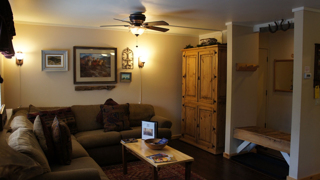 Photo of Livingroom in Peak 9