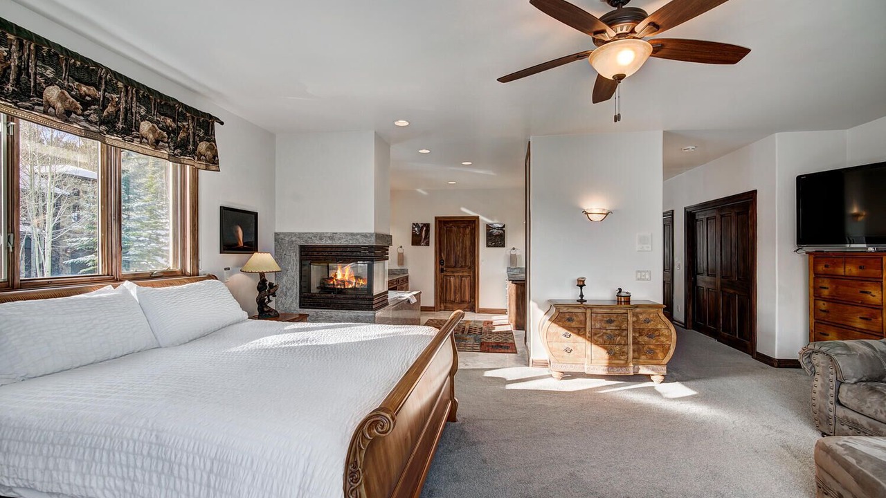 Photo of Bedroom in Peak 8