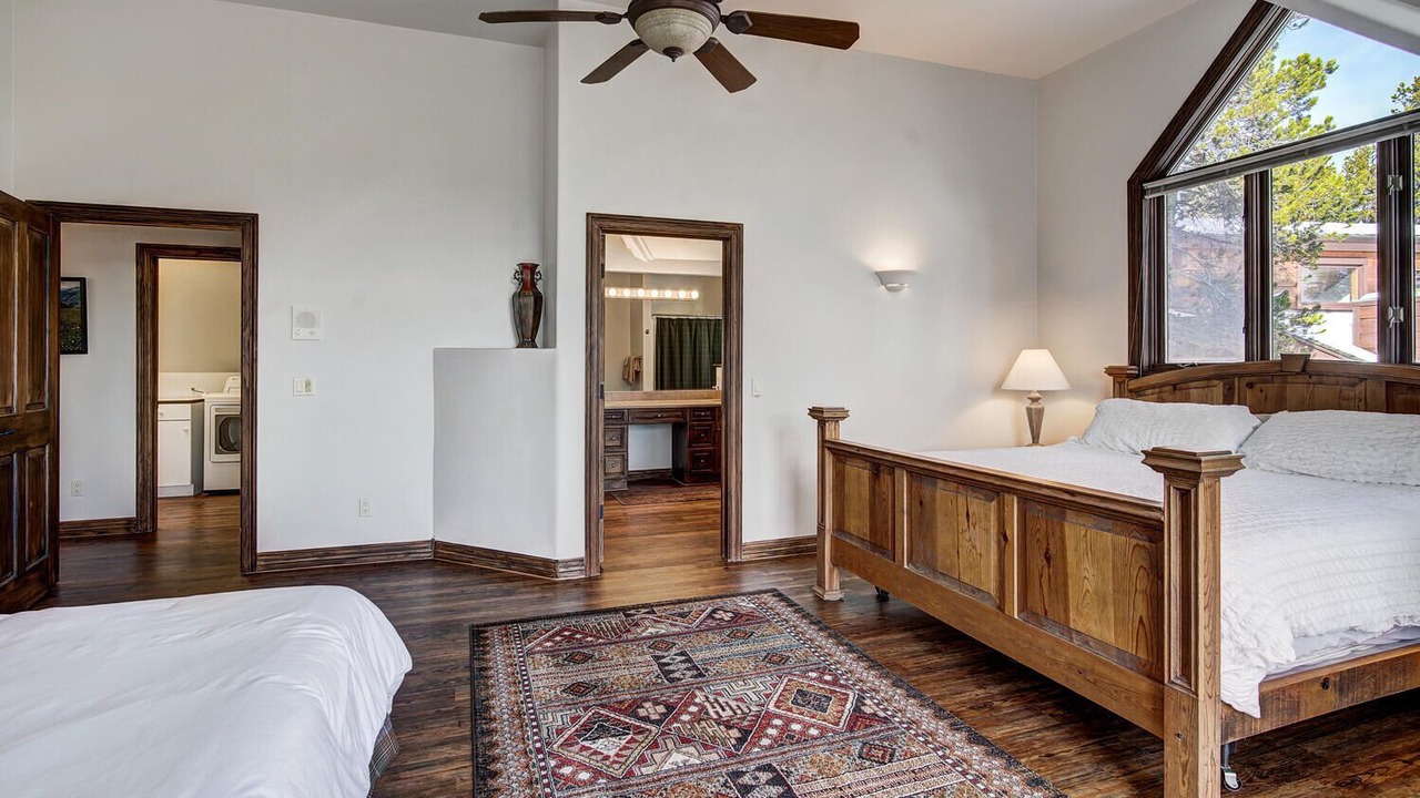Photo of Bedroom in Peak 8