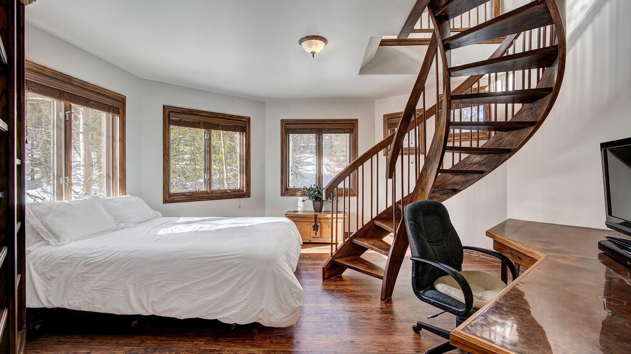 Photo of Bedroom in Peak 8