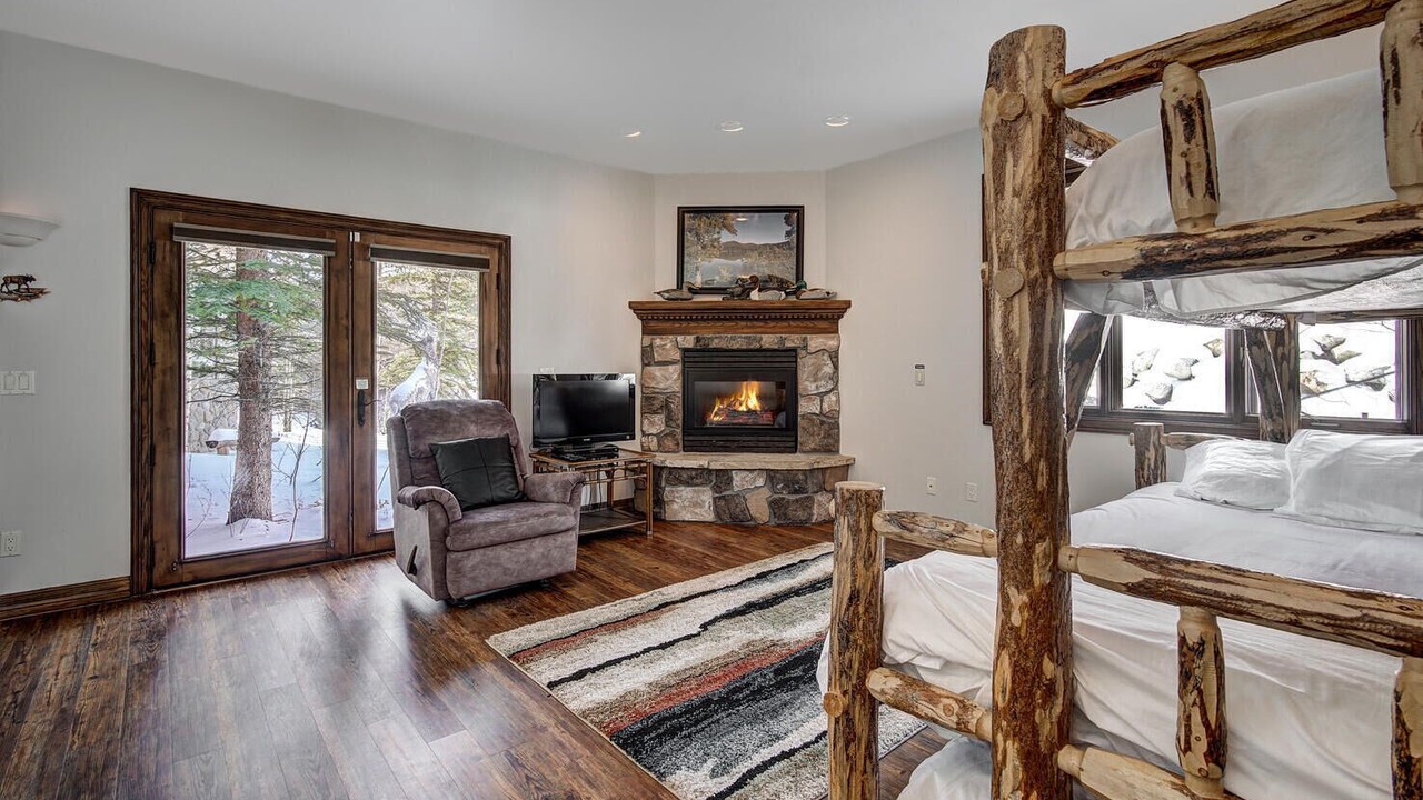 Photo of Bedroom in Peak 8