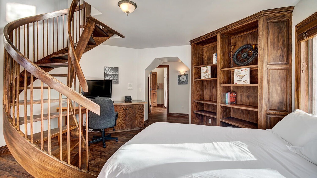 Photo of Bedroom in Peak 8